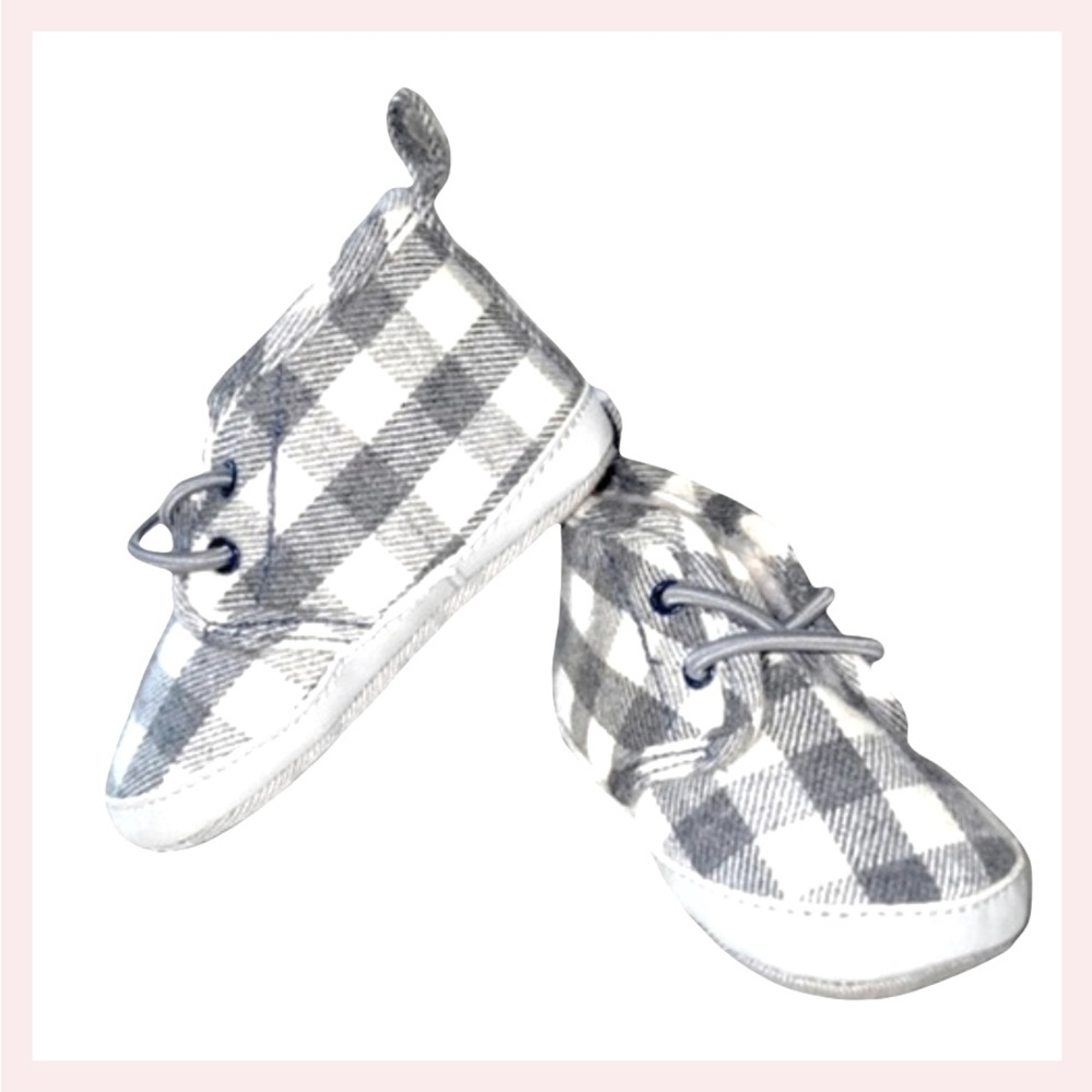 CARTER'S FAUX FUR LINED BABY SHOES - SIZE 0-3 MONTHS / NEWBORN